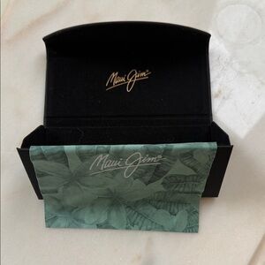 Maui Jim Black Sunglasses Case with Green Cloth